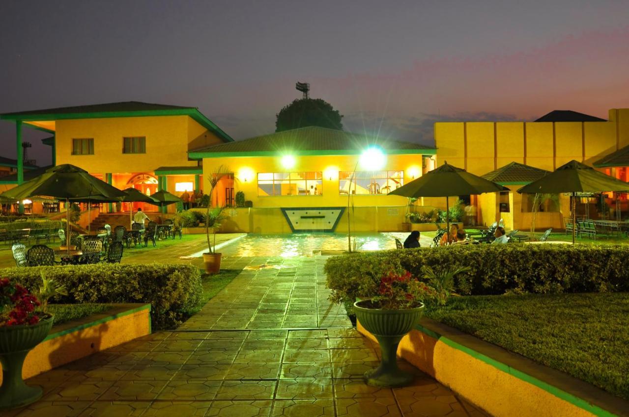 Crossroads Hotel Лилонгве Экстерьер фото